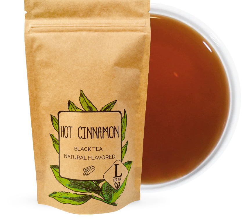 Hot Cinnamon Leo Tea – intensywnie cynamonowa herbata dla miłośników rozgrzewających aromatów

Szukasz herbaty, która otuli Cię ciepłem i zachwyci głębokim, korzennym smakiem? Hot Cinnamon Leo Tea to idealny wybór dla tych, którzy uwielbiają intensywne, rozgrzewające nuty cynamonu połączone z wysokiej jakości czarną herbatą. Ta wyjątkowa mieszanka powstała z połączenia liściastej herbaty cejlońskiej i kenijskiej, które nadają naparowi wyrazistości i lekko dymnego charakteru. Całość została wzbogacona kawałkami cynamonu oraz jego naturalnym aromatem, tworząc herbatę o niezwykle głębokim, intensywnym smaku i cudownym zapachu.

Wyjątkowy skład i bogaty smak
Czarna herbata (Cejlon & Kenia) – doskonałe połączenie herbat o pełnym, harmonijnym smaku i lekkiej goryczce, które idealnie komponuje się z przyprawami korzennymi.
Kawałki cynamonu (18%) – naturalne, aromatyczne dodatki, które nadają herbacie charakterystyczną, rozgrzewającą nutę oraz intensywny zapach.
Naturalny aromat cynamonu (5%) – podkreśla korzenny charakter mieszanki, dodając jej głębi i wyjątkowej słodyczy.